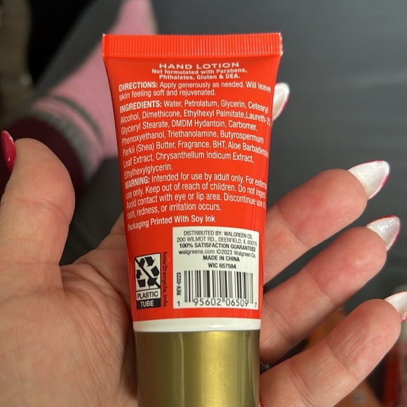 *DONATED ME Modern Expressions Vanilla Peppermint trio bath and body set - Picture 7 of 7